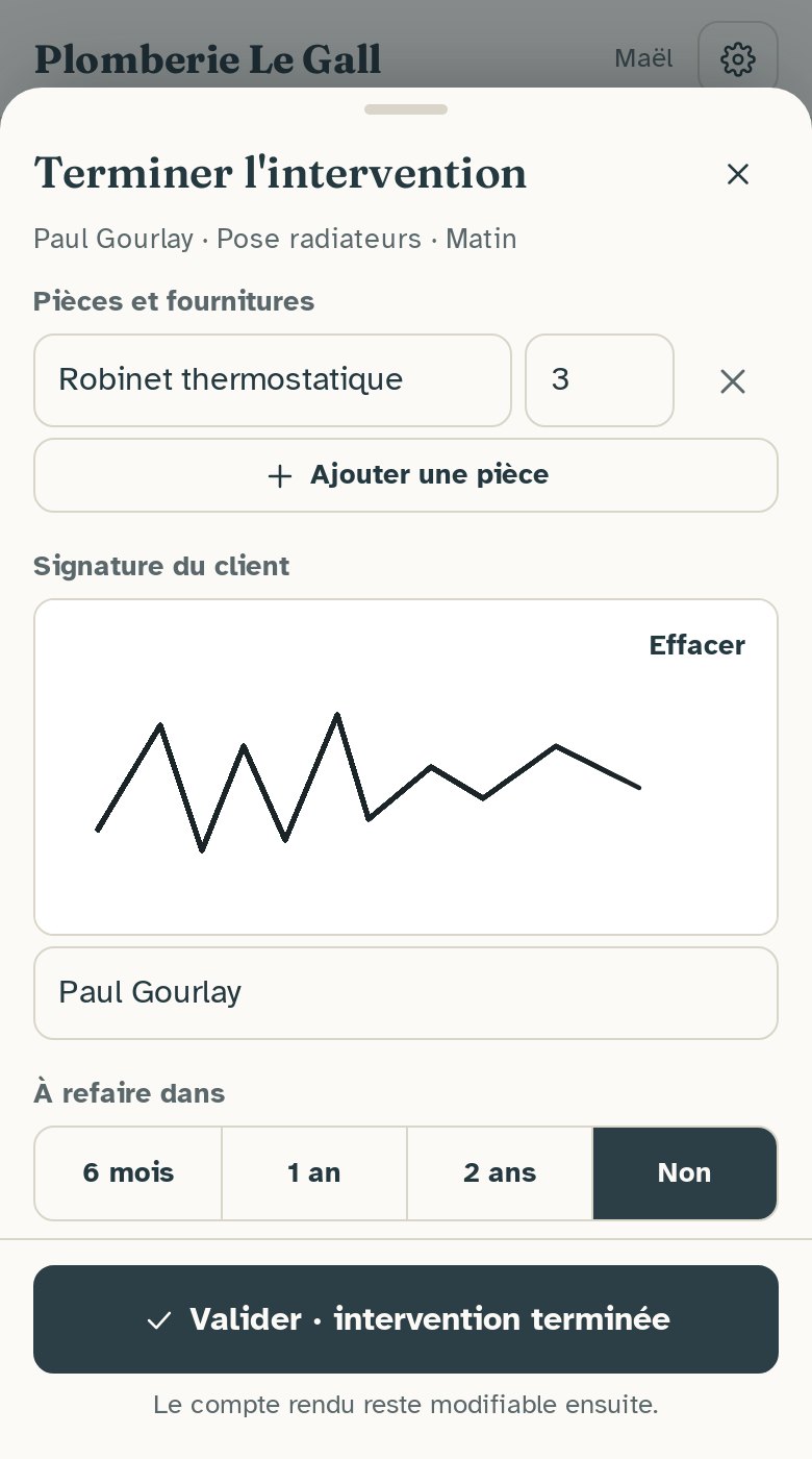 La feuille de fin d'intervention : compte rendu, photos, pièces et signature du client.